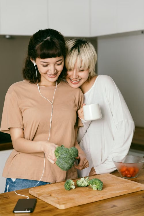 Persona cocinando con apoyo de VS22 y audios prácticos